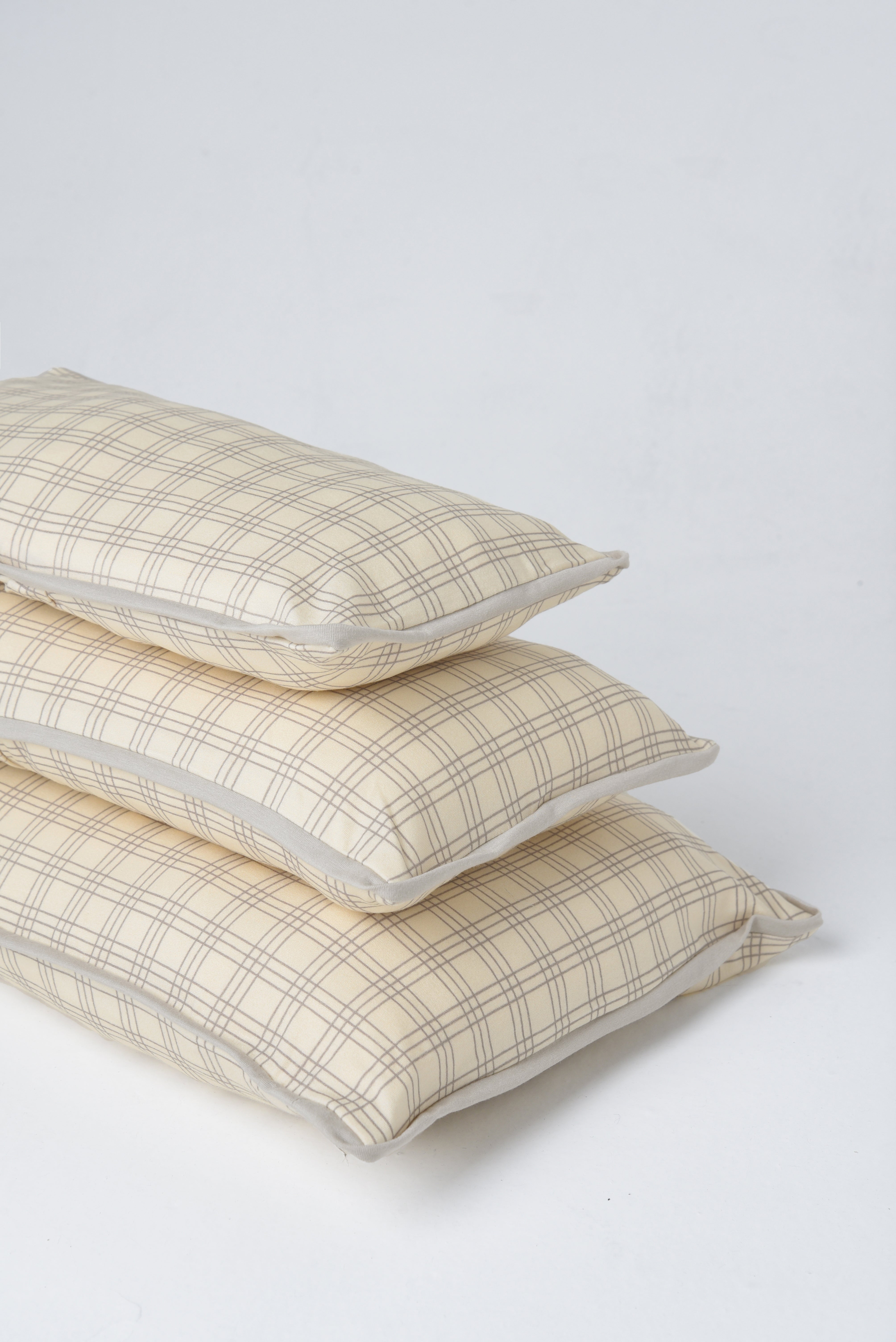 Grand Cuddle Pillow in Gray Plaid
